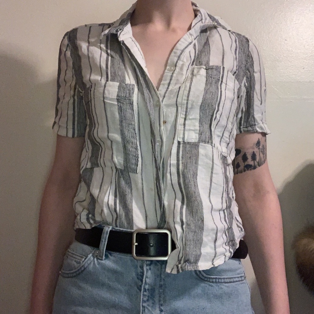 Forever 21 cropped button up size small